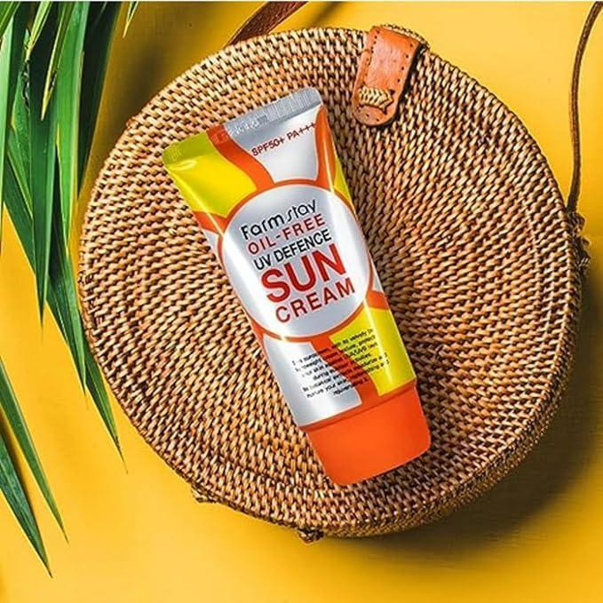 کرم ضد آفتاب بی رنگ فارم استی spf 50 مدل OIL-FREE مناسب پوست های مختلط و چرب حجم 70 میلی لیتر