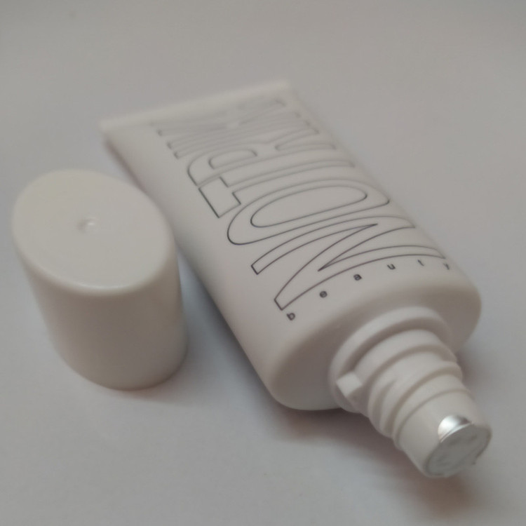 کرم پودر BB SPF 20 نوتریکا مدل 01 شماره B52 مناسب برای انواع پوست حجم 40 میلیلیتر