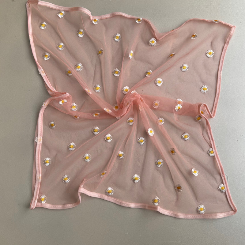 روسری زنانه مدل توری گل بابونه ای کد 60