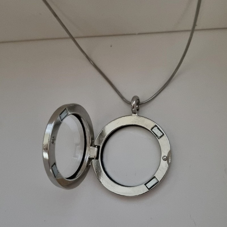 گردنبند مدل لاکت شیشه ای طرح مگنتی