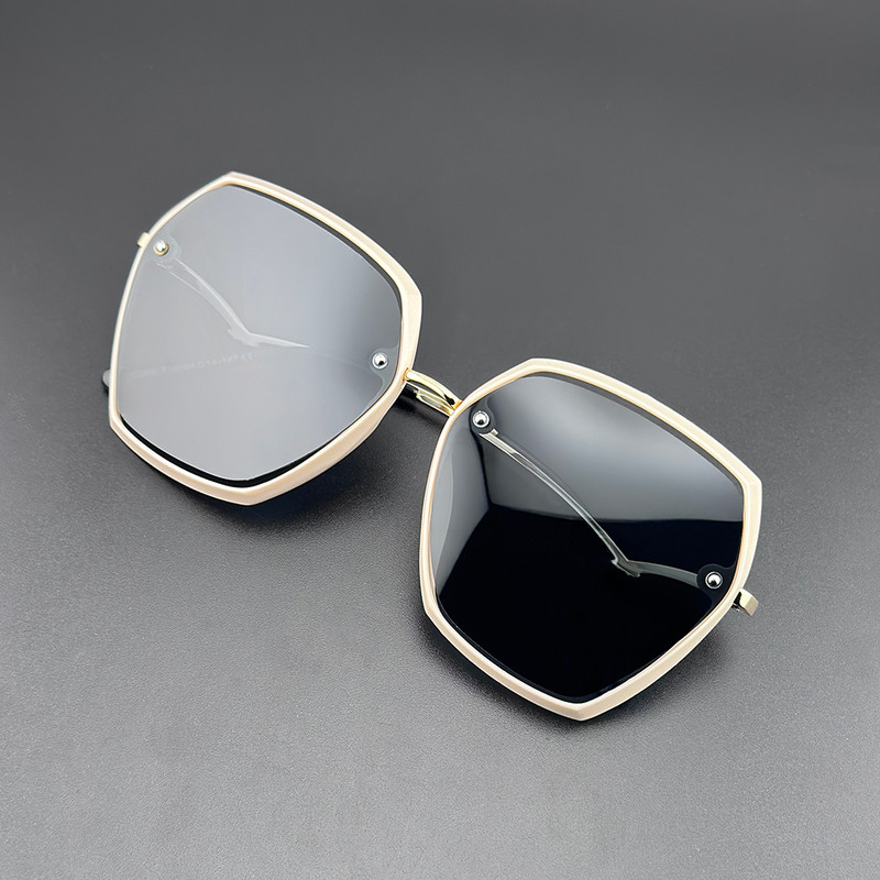 عینک آفتابی زنانه مدل 2206T19 Polarized