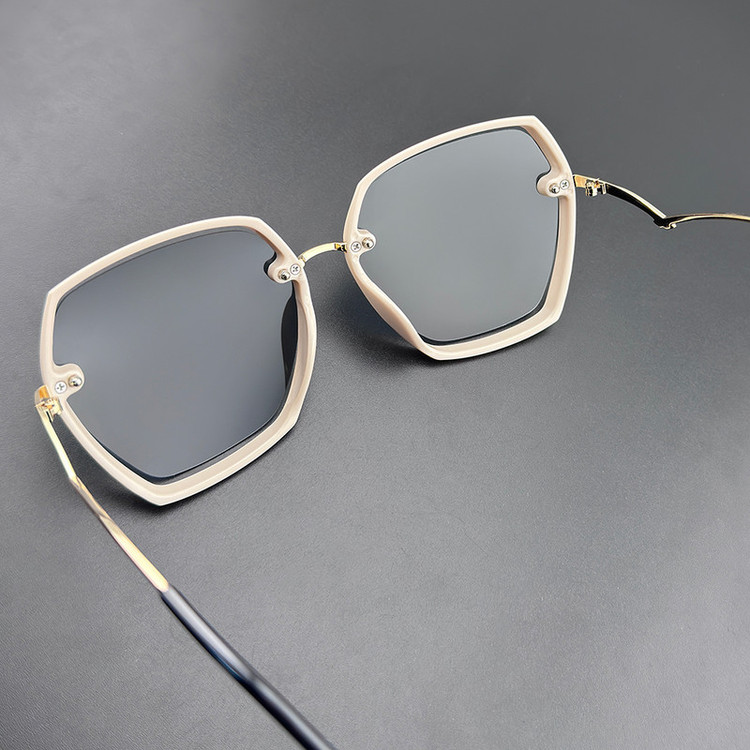 عینک آفتابی زنانه مدل 2206T19 Polarized