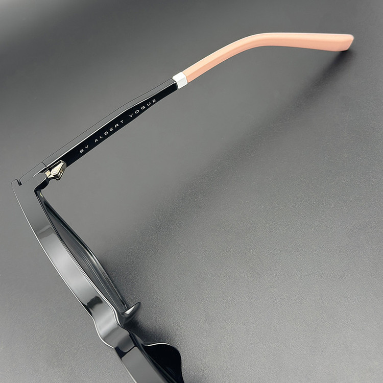 فریم عینک طبی آلبرت وگ مدل CG7704C01-P120 Polarized Double Switch به همراه کاور آفتابی