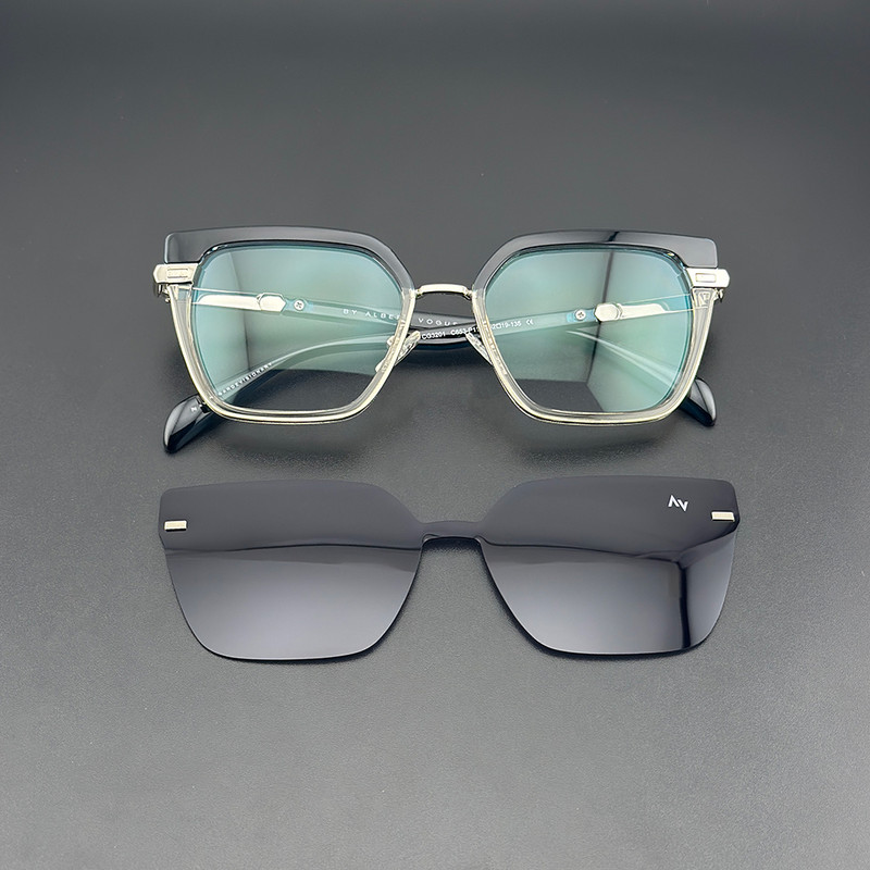 فریم عینک طبی زنانه به همراه کاور آفتابی آلبرت وگ مدل CG3201C653-P113 Polarized Double Switch