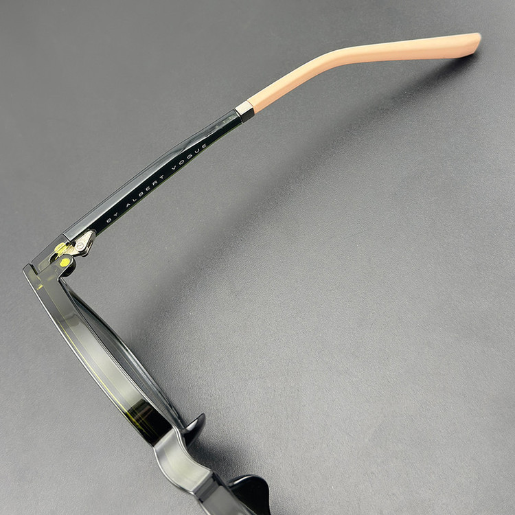 فریم عینک طبی به همراه کاور آفتابی آلبرت وگ مدل CG7705C555-P01 Polarized Double Switch