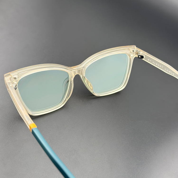 فریم عینک طبی آلبرت وگ مدل CG7704C690-P265 Polarized Double Switch به همراه کاور آفتابی